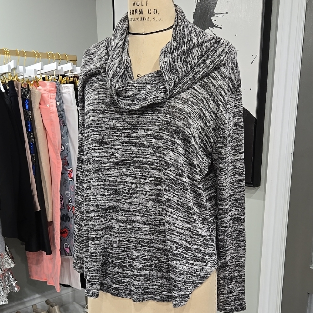 C.A.S.L.O.N Women's Black and Gray Sweater